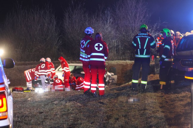 Crash gegen Betonschacht: Drei Feuerwehren nach schwerem Verkehrsunfall in Holzhausen im Einsatz