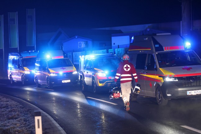 Crash gegen Betonschacht: Drei Feuerwehren nach schwerem Verkehrsunfall in Holzhausen im Einsatz