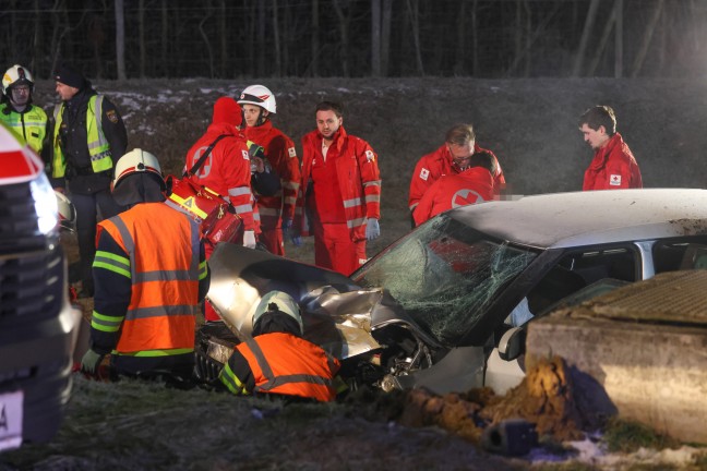 Crash gegen Betonschacht: Drei Feuerwehren nach schwerem Verkehrsunfall in Holzhausen im Einsatz