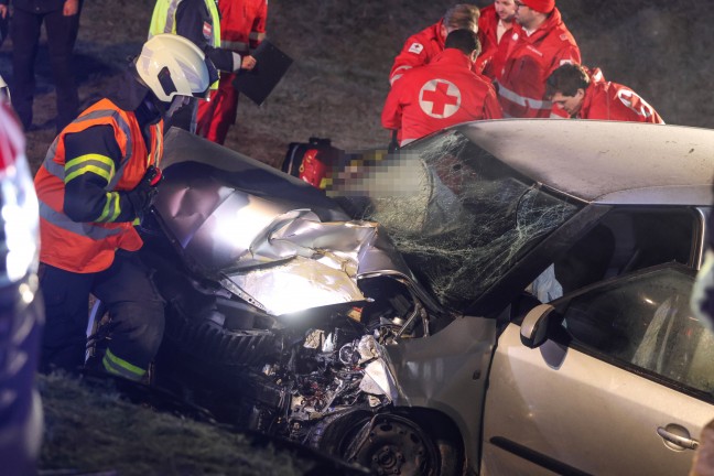 Crash gegen Betonschacht: Drei Feuerwehren nach schwerem Verkehrsunfall in Holzhausen im Einsatz