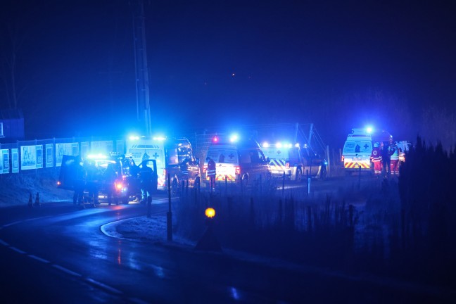 Crash gegen Betonschacht: Drei Feuerwehren nach schwerem Verkehrsunfall in Holzhausen im Einsatz
