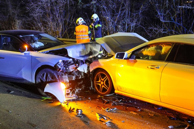 Aufrumarbeiten nach heftigem Frontalcrash zwischen zwei Autos in Thalheim bei Wels