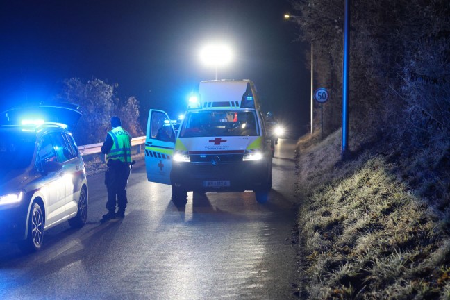 Aufrumarbeiten nach heftigem Frontalcrash zwischen zwei Autos in Thalheim bei Wels