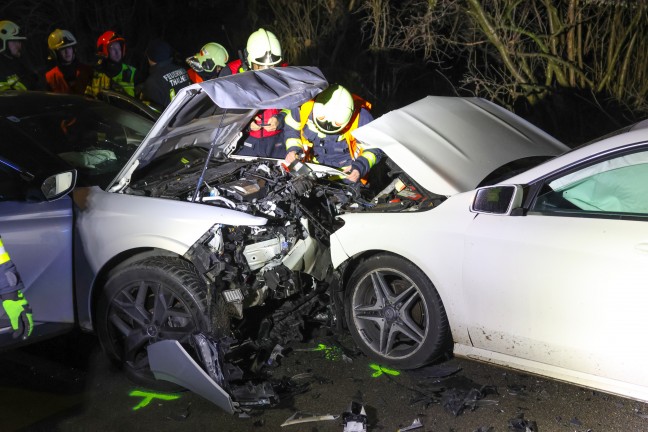 Aufrumarbeiten nach heftigem Frontalcrash zwischen zwei Autos in Thalheim bei Wels