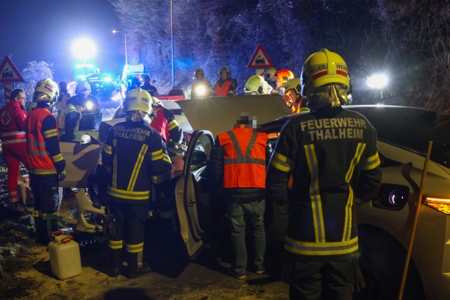 Aufrumarbeiten nach heftigem Frontalcrash zwischen zwei Autos in Thalheim bei Wels