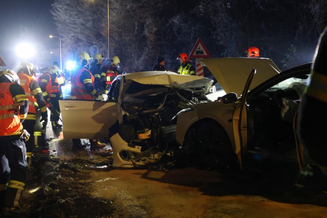 Aufrumarbeiten nach heftigem Frontalcrash zwischen zwei Autos in Thalheim bei Wels