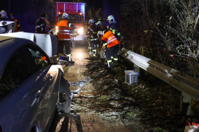Aufrumarbeiten nach heftigem Frontalcrash zwischen zwei Autos in Thalheim bei Wels
