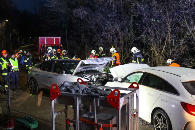 Aufrumarbeiten nach heftigem Frontalcrash zwischen zwei Autos in Thalheim bei Wels