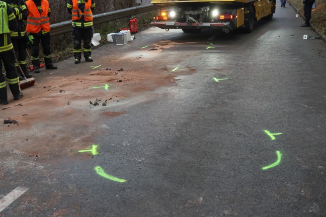 Aufrumarbeiten nach heftigem Frontalcrash zwischen zwei Autos in Thalheim bei Wels