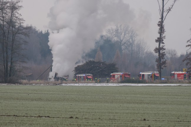 Vier Feuerwehren bei Brand einer Holzhackmaschine in Allhaming im Einsatz