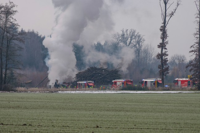 Vier Feuerwehren bei Brand einer Holzhackmaschine in Allhaming im Einsatz