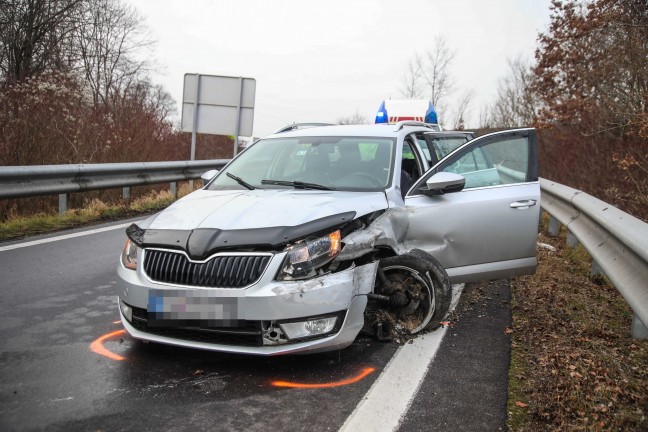 Auto auf Welser Autobahn im Abfahrtsbereich bei Weikirchen an der Traun gegen Leitschiene gekracht