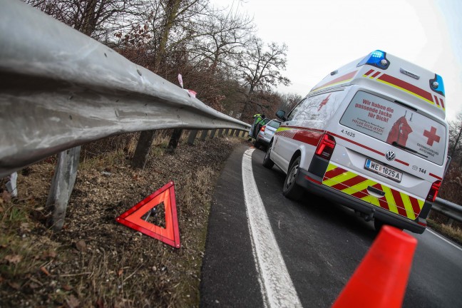 Auto auf Welser Autobahn im Abfahrtsbereich bei Weikirchen an der Traun gegen Leitschiene gekracht
