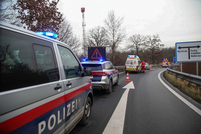 Auto auf Welser Autobahn im Abfahrtsbereich bei Weikirchen an der Traun gegen Leitschiene gekracht