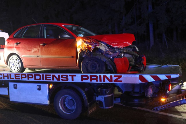 Schwerer Kreuzungscrash zwischen zwei PKW auf Voralpenstrae bei Sierning