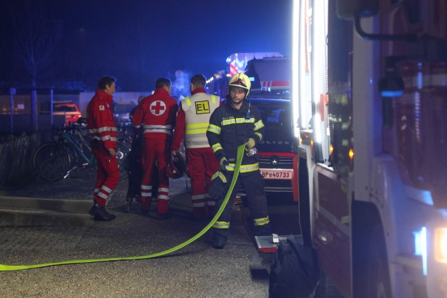 Ein Verletzter bei nchtlichem Kleinbrand in einem Mehrparteienwohnhaus in Wels-Pernau