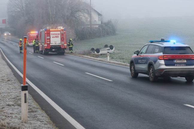 Autoberschlag: PKW auf leicht vereister Pyhrnpass Strae bei Schlierbach von Strae abgekommen