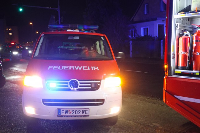 Personenrettung nach Crash: Zwei Verletzte bei Verkehrsunfall auf einer Kreuzung in Wels-Lichtenegg