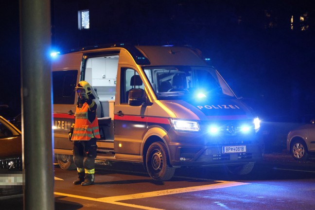 Personenrettung nach Crash: Zwei Verletzte bei Verkehrsunfall auf einer Kreuzung in Wels-Lichtenegg