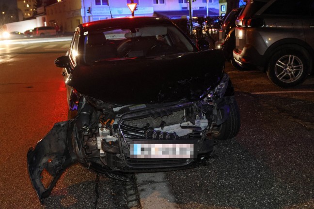 Personenrettung nach Crash: Zwei Verletzte bei Verkehrsunfall auf einer Kreuzung in Wels-Lichtenegg