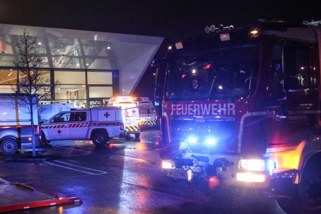 Reanimation, Frau verletzt: Transporter schiebt Auto in Wels-Vogelweide durch Geschftsfassade