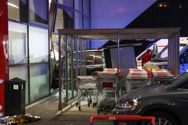 Reanimation, Frau verletzt: Transporter schiebt Auto in Wels-Vogelweide durch Geschftsfassade