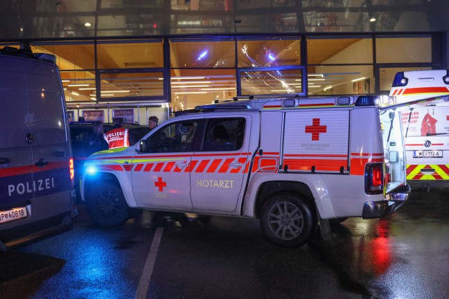 Reanimation, Frau verletzt: Transporter schiebt Auto in Wels-Vogelweide durch Geschftsfassade