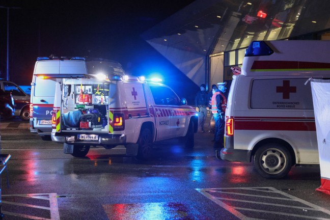 Reanimation, Frau verletzt: Transporter schiebt Auto in Wels-Vogelweide durch Geschftsfassade