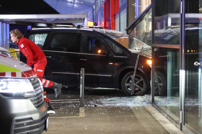 Reanimation, Frau verletzt: Transporter schiebt Auto in Wels-Vogelweide durch Geschftsfassade