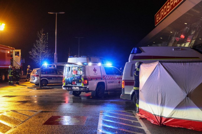 Reanimation, Frau verletzt: Transporter schiebt Auto in Wels-Vogelweide durch Geschftsfassade