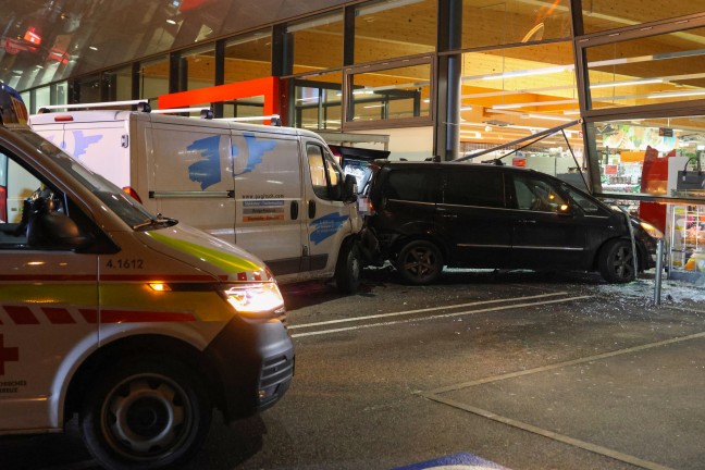 Reanimation, Frau verletzt: Transporter schiebt Auto in Wels-Vogelweide durch Geschftsfassade