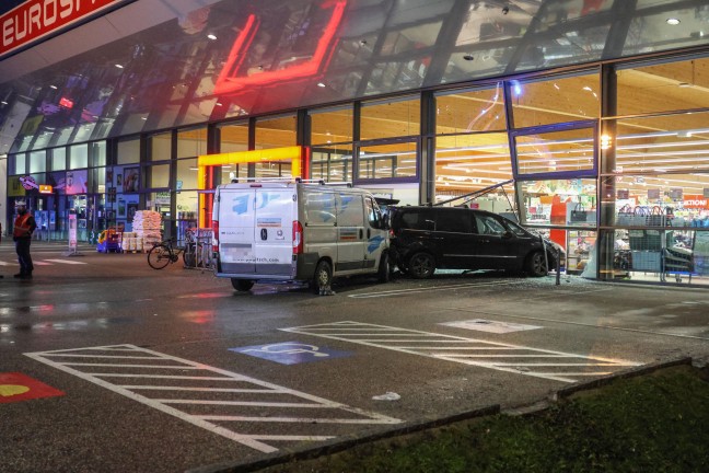 Reanimation, Frau verletzt: Transporter schiebt Auto in Wels-Vogelweide durch Geschftsfassade