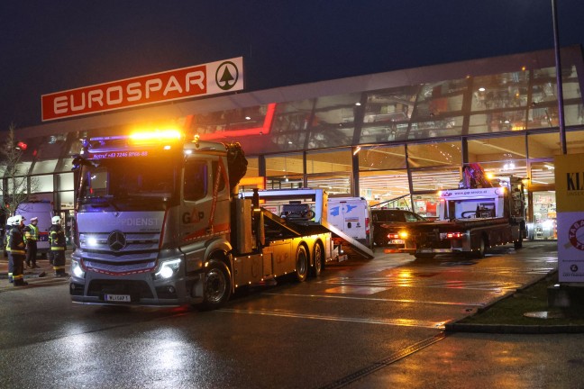 Reanimation, Frau verletzt: Transporter schiebt Auto in Wels-Vogelweide durch Geschftsfassade