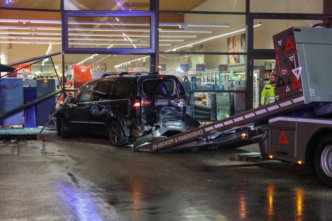 Reanimation, Frau verletzt: Transporter schiebt Auto in Wels-Vogelweide durch Geschftsfassade