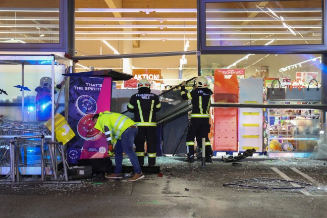 Reanimation, Frau verletzt: Transporter schiebt Auto in Wels-Vogelweide durch Geschftsfassade