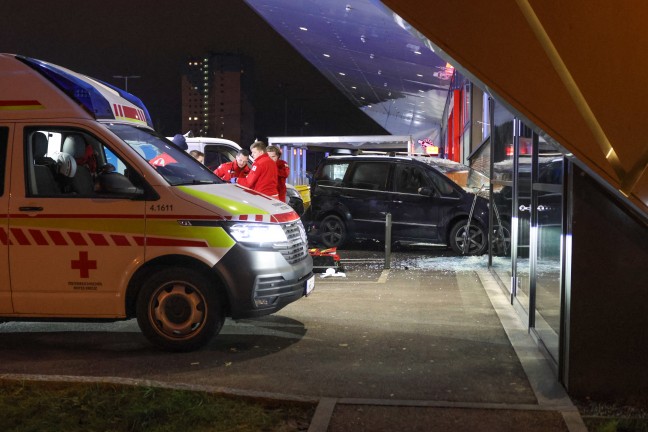 Reanimation, Frau verletzt: Transporter schiebt Auto in Wels-Vogelweide durch Geschftsfassade