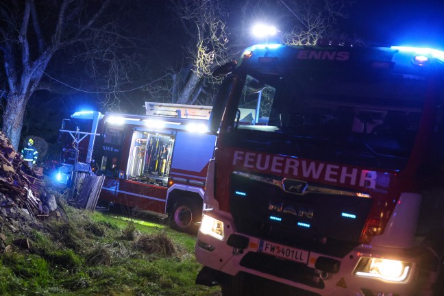 Zwei Feuerwehren bei Brand im Heizraum eines landwirtschaftlichen Gebudes in Enns im Einsatz