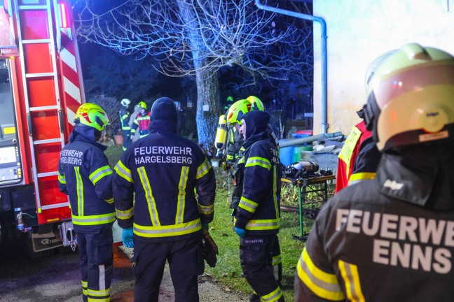 Zwei Feuerwehren bei Brand im Heizraum eines landwirtschaftlichen Gebudes in Enns im Einsatz