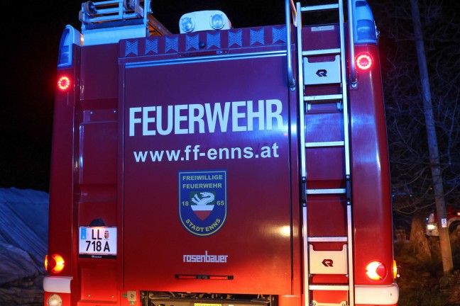 Zwei Feuerwehren bei Brand im Heizraum eines landwirtschaftlichen Gebudes in Enns im Einsatz