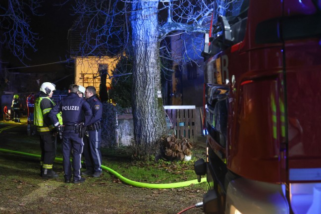 Zwei Feuerwehren bei Brand im Heizraum eines landwirtschaftlichen Gebudes in Enns im Einsatz