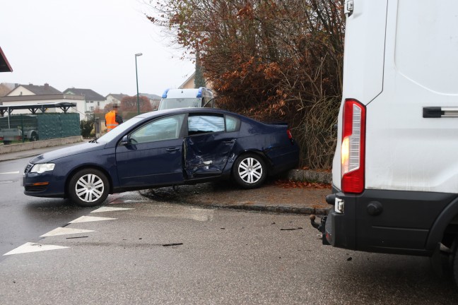 Ein Verletzter bei Kreuzungscrash zwischen Transporter und Auto in Wels-Pernau