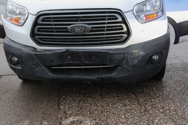 Ein Verletzter bei Kreuzungscrash zwischen Transporter und Auto in Wels-Pernau