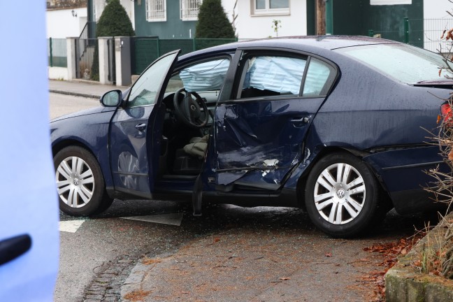 Ein Verletzter bei Kreuzungscrash zwischen Transporter und Auto in Wels-Pernau
