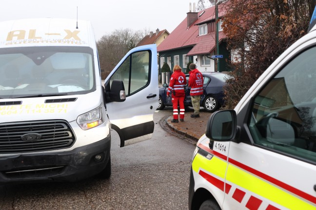 Ein Verletzter bei Kreuzungscrash zwischen Transporter und Auto in Wels-Pernau