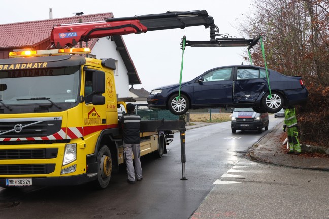 Ein Verletzter bei Kreuzungscrash zwischen Transporter und Auto in Wels-Pernau