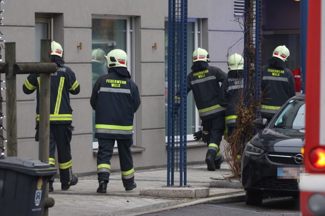 Person in Absturzgefahr: Einsatz bei Wohn- und Geschftsgebude in Wels-Neustadt