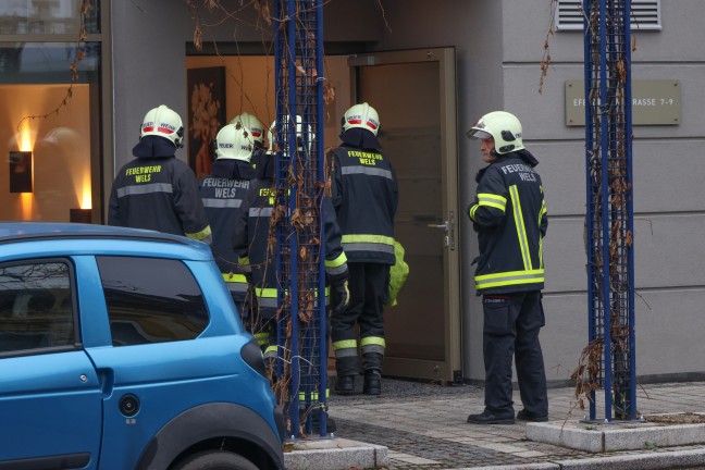 Person in Absturzgefahr: Einsatz bei Wohn- und Geschftsgebude in Wels-Neustadt