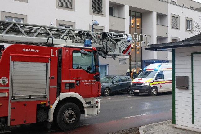 Person in Absturzgefahr: Einsatz bei Wohn- und Geschftsgebude in Wels-Neustadt