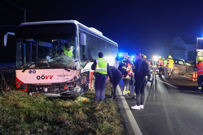 Auto gegen Linienbus: Zwei Schwerverletzte bei Frontalkollision auf Eferdinger Strae in Alkoven