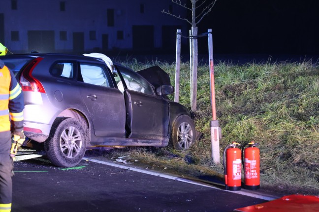 Auto gegen Linienbus: Zwei Schwerverletzte bei Frontalkollision auf Eferdinger Strae in Alkoven
